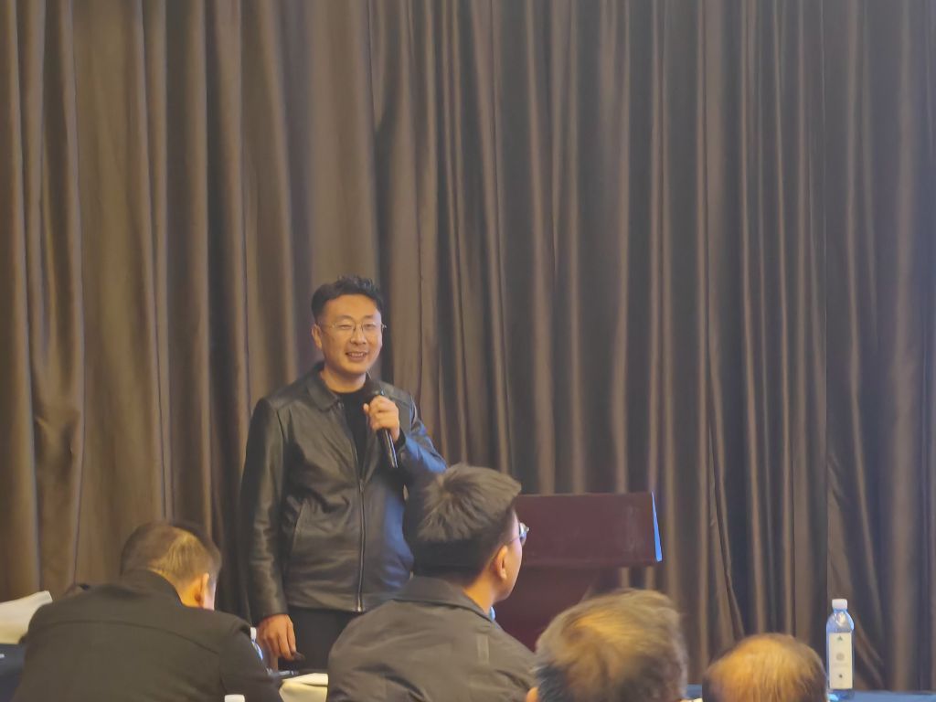 剛總換了個(gè)新發(fā)型