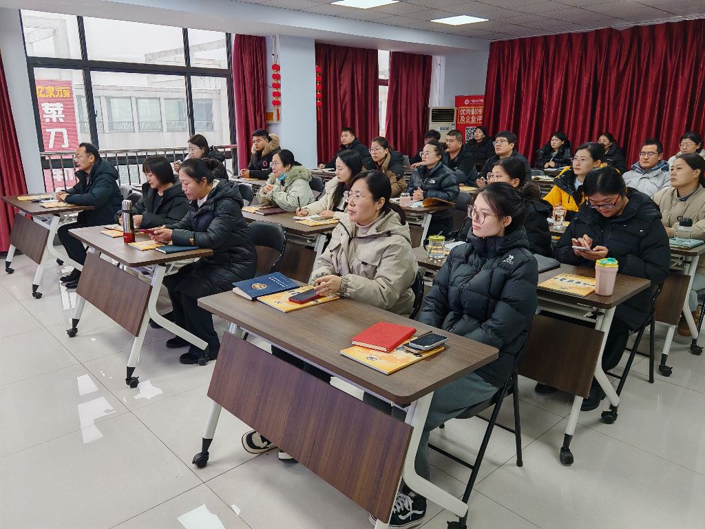 大家认真听讲学习专业知识