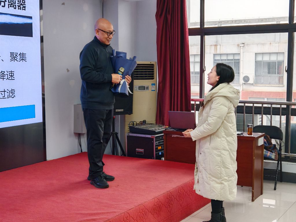 学生为李老师献上鲜花