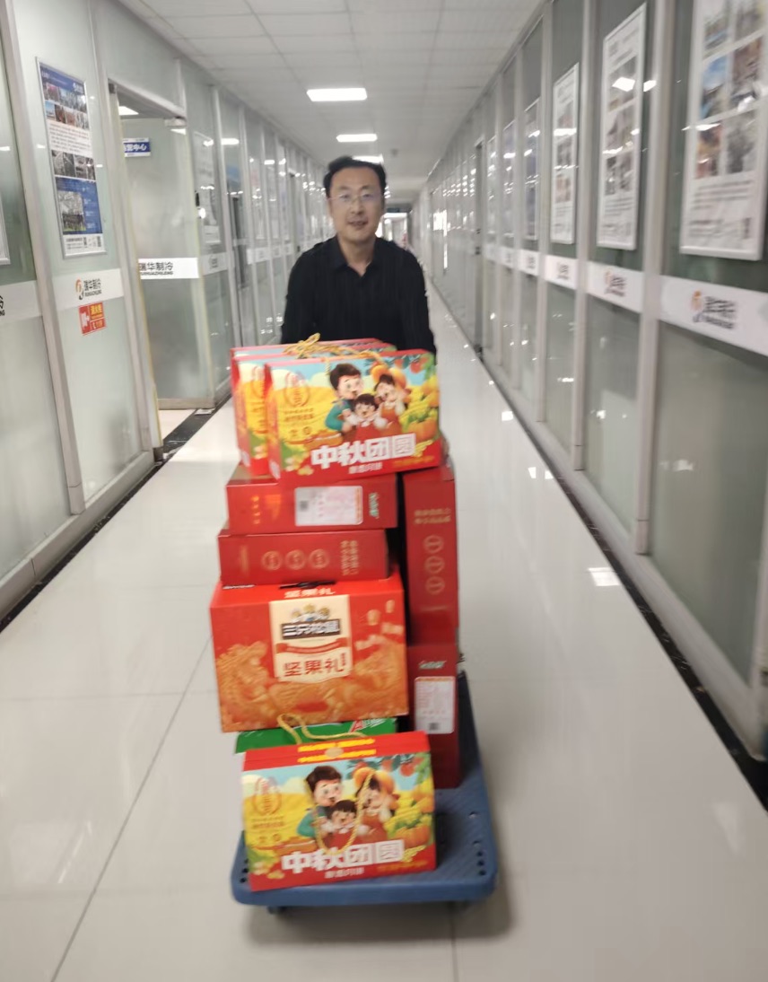 刚总为财务部送去福利