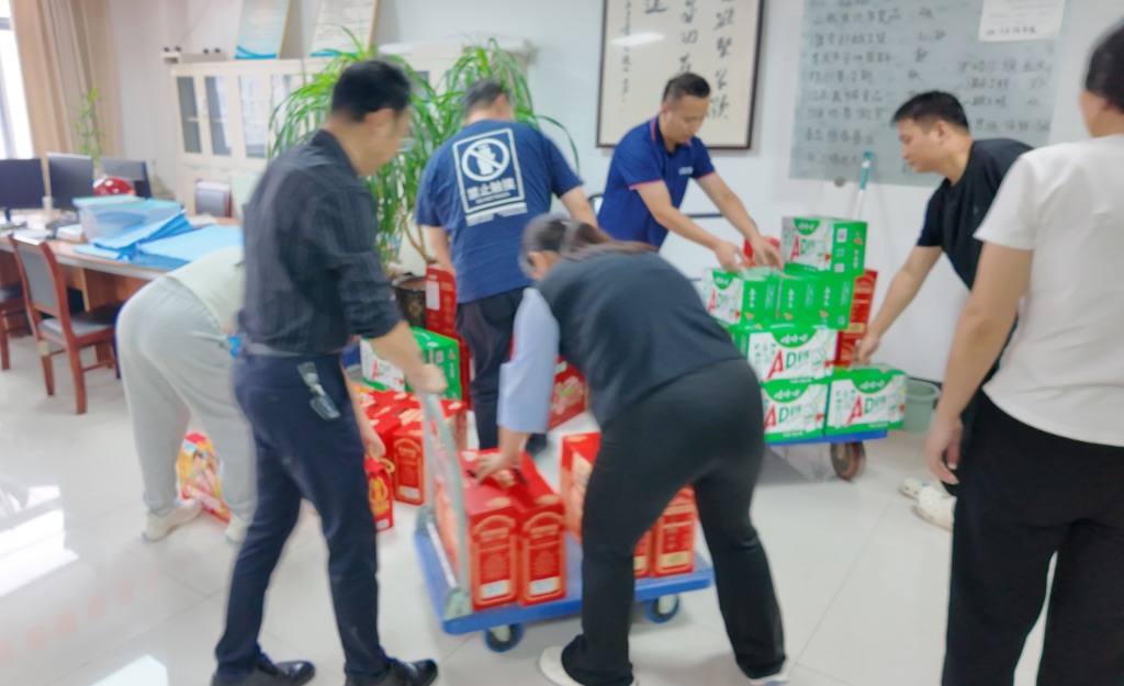 为工程部门送去福利