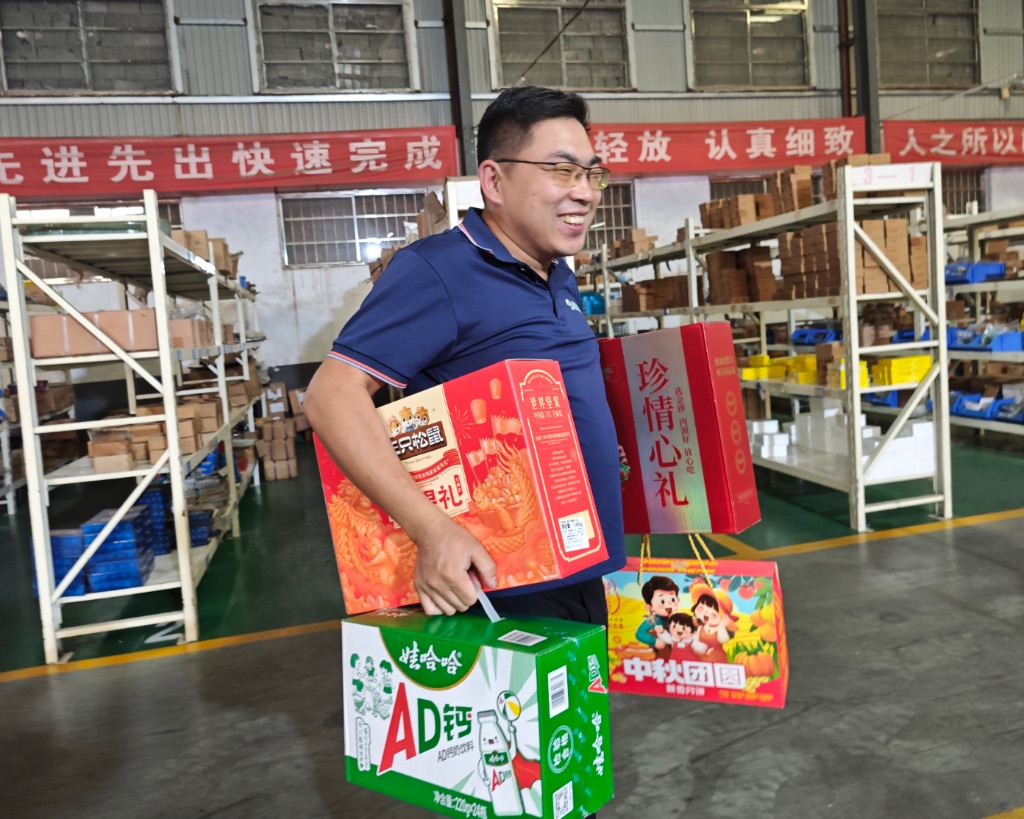 仓库的同事非常开心