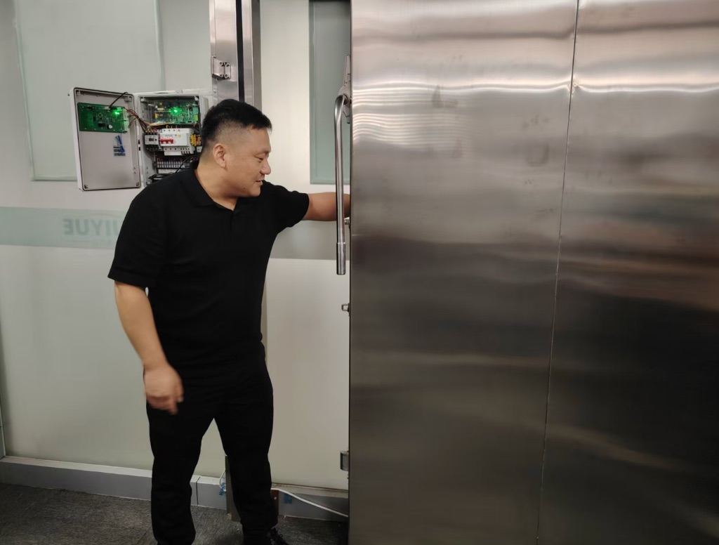 田总演示冷库门
