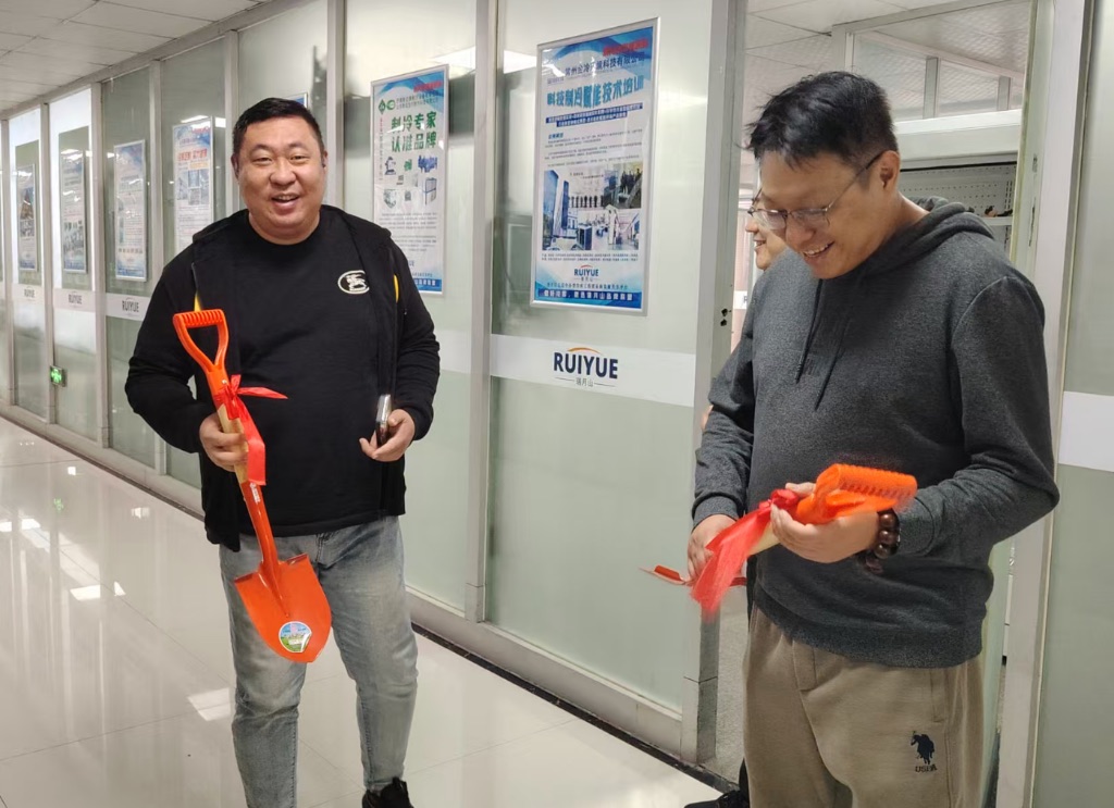 了解瑞华企业铁锨文化,并赠送铁锨