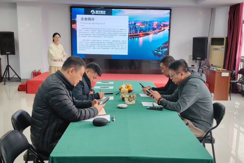 在会议室做瑞华介绍