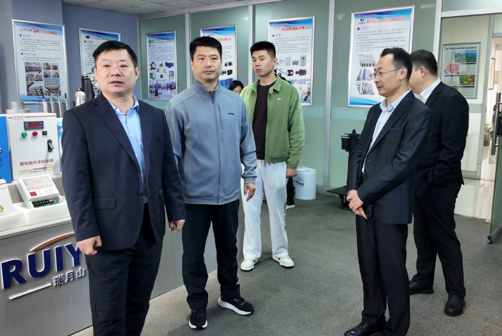 参观瑞月山展厅