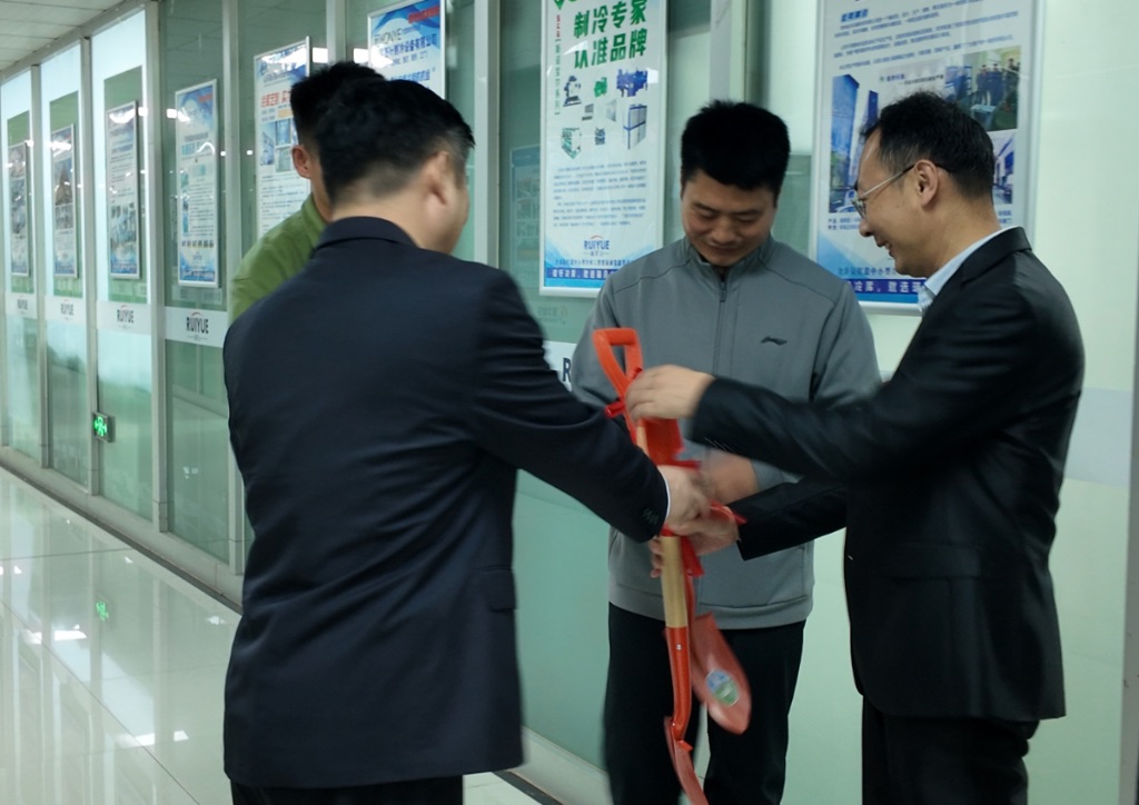 为王总送上代表瑞华企业文化的铁锨