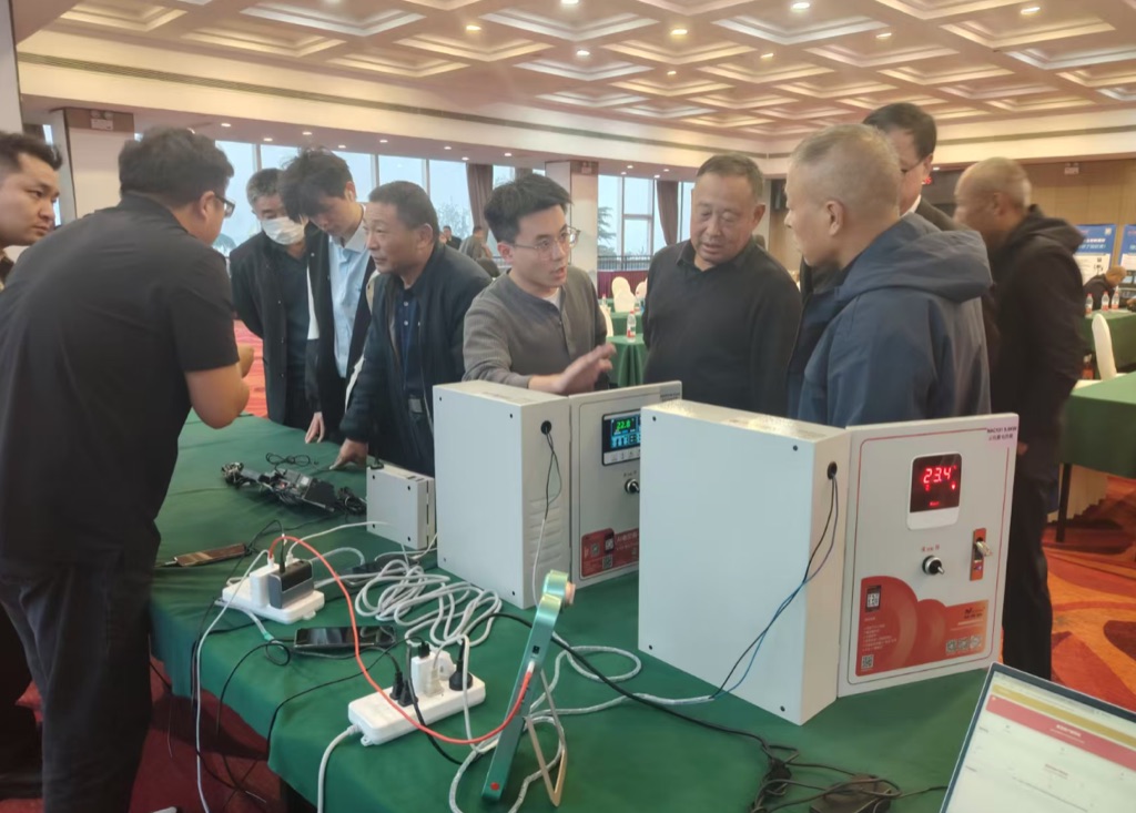 工作人员现场演示解答