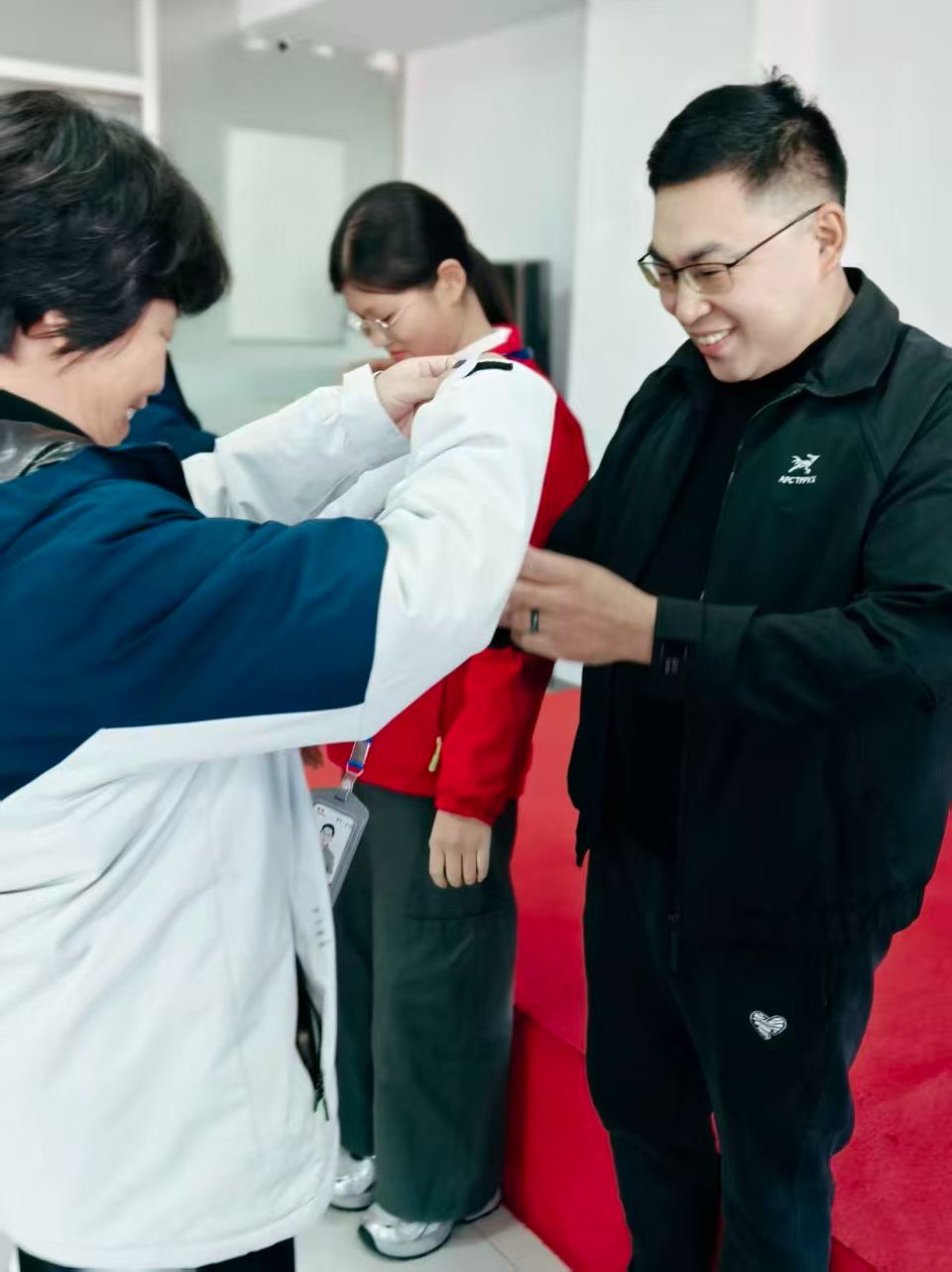 各部门经理给转正人员佩戴工牌