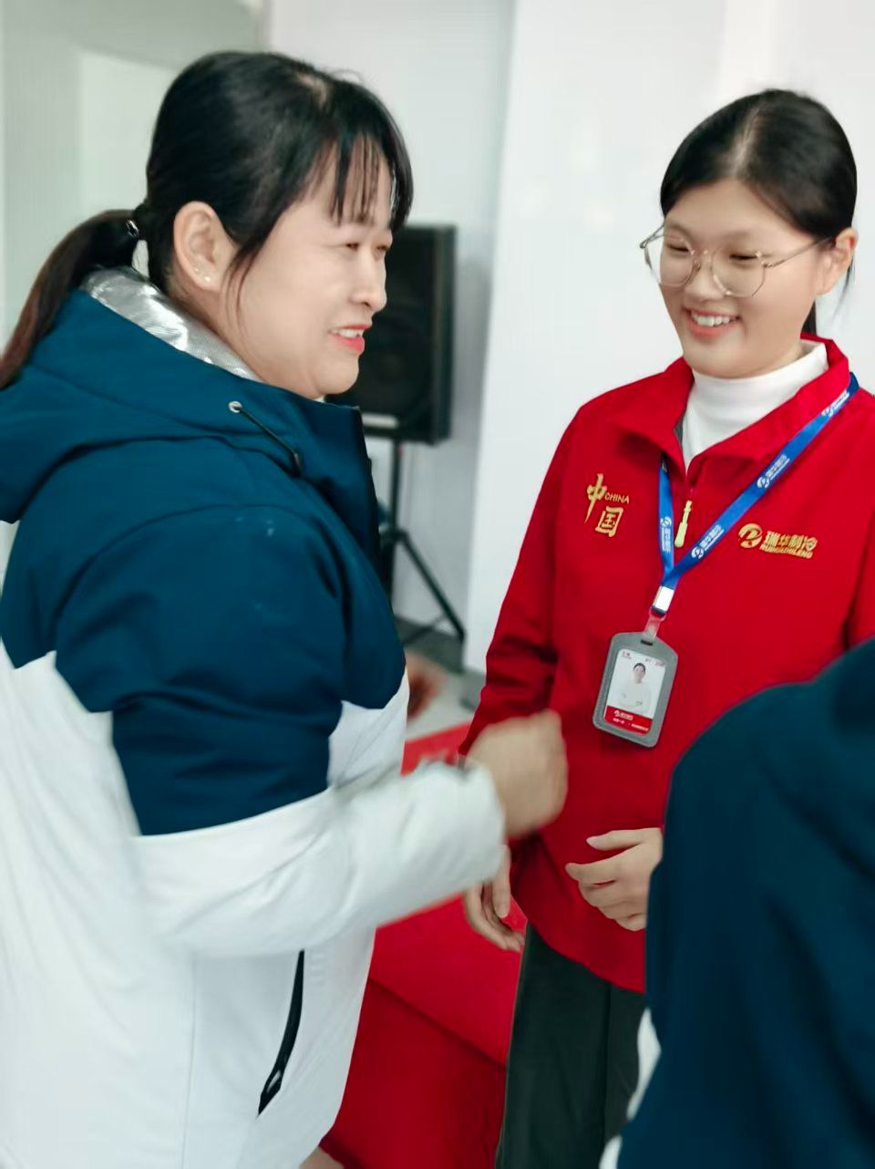 转正员工与经理喜笑颜开