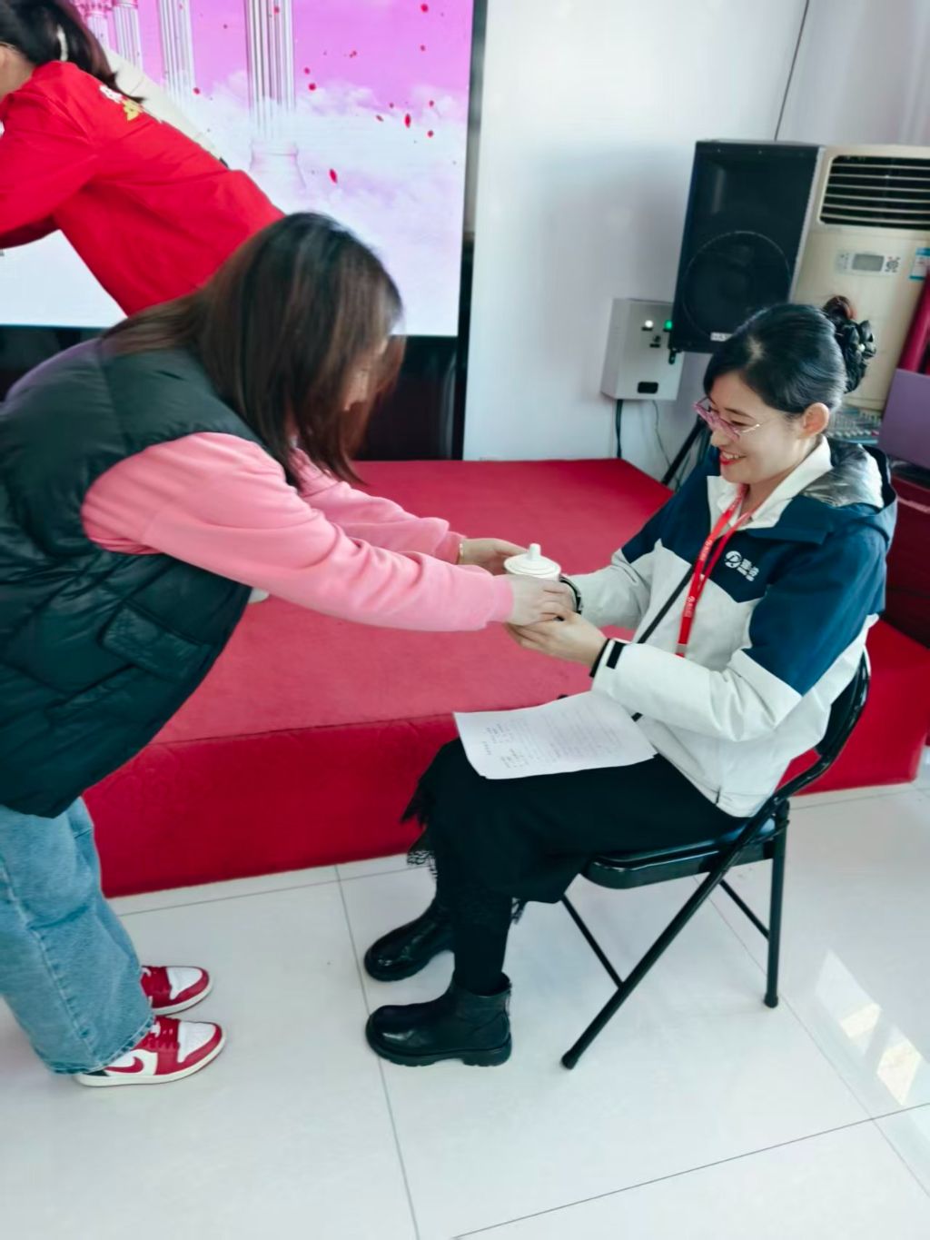 徒弟双手恭敬地为师傅奉上香茗