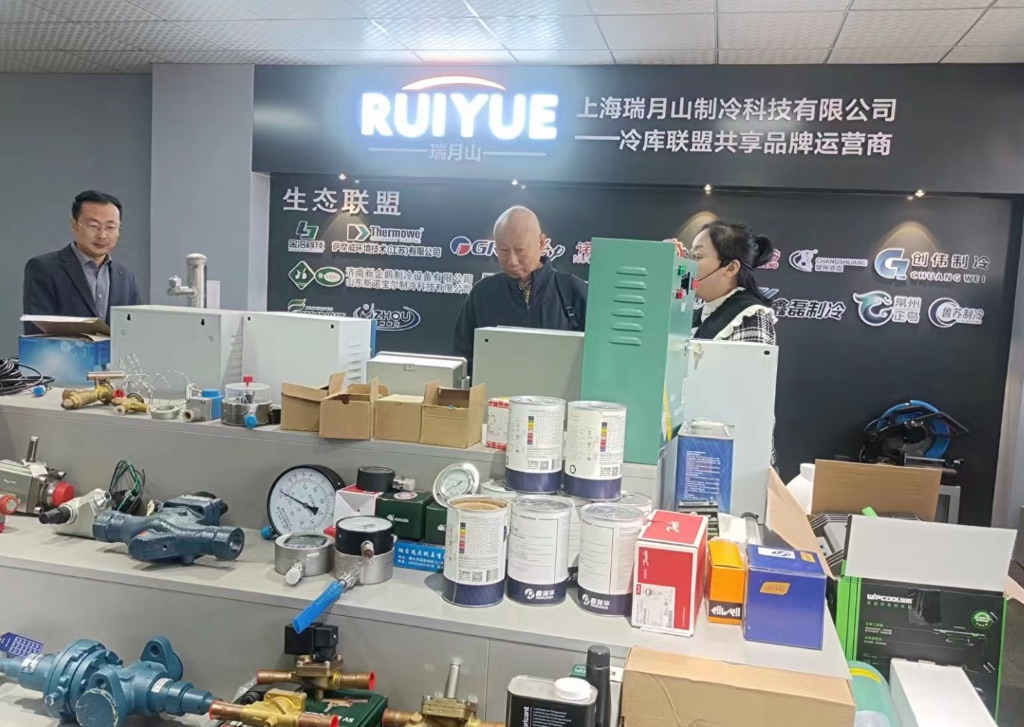 参观制冷产品展厅