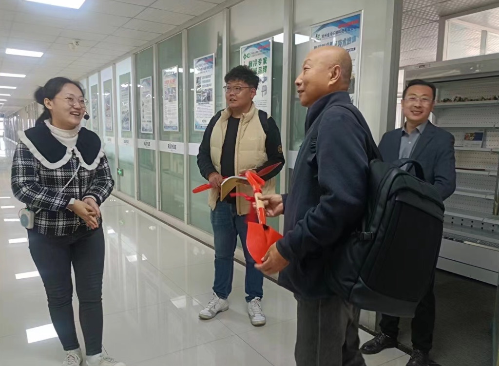 为李总赠送代表瑞华企业文化的铁锨