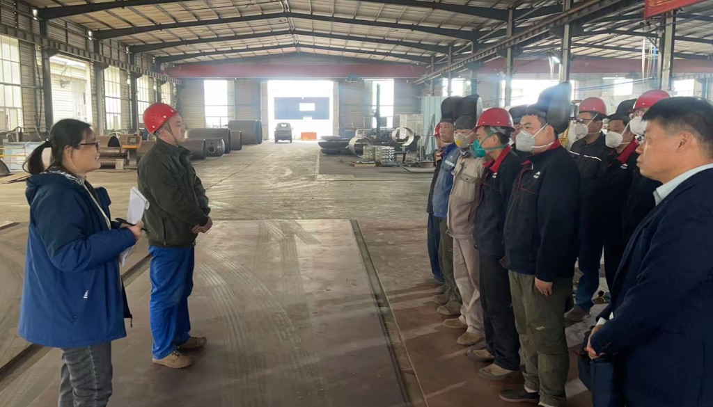 会议在车间内部举行