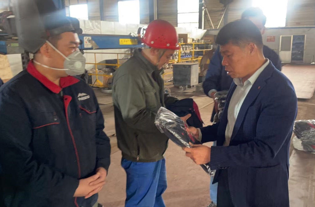 为大家颁发新工装