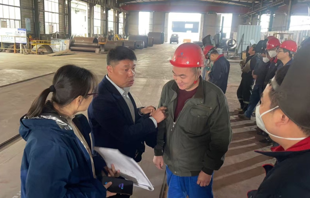 发放工装同时对职工亲切关怀