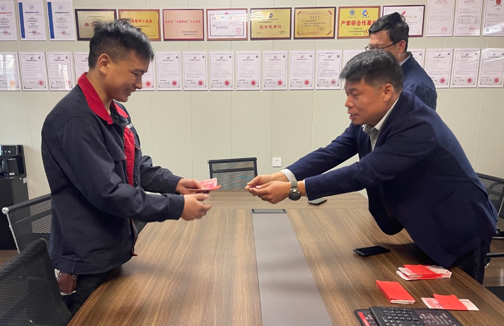 接下来颁发生产部门10月份月度产能奖金