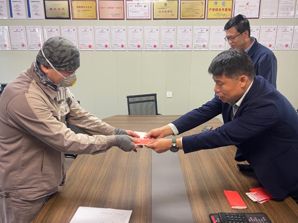 张总在会议室为大家颁发奖金