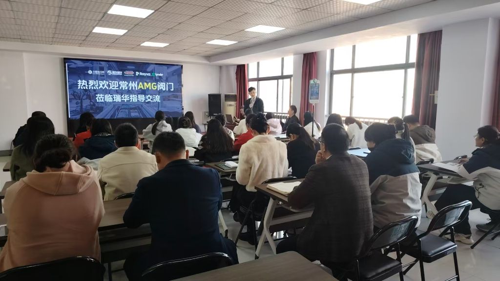 周总坦言很高兴到瑞华讲解