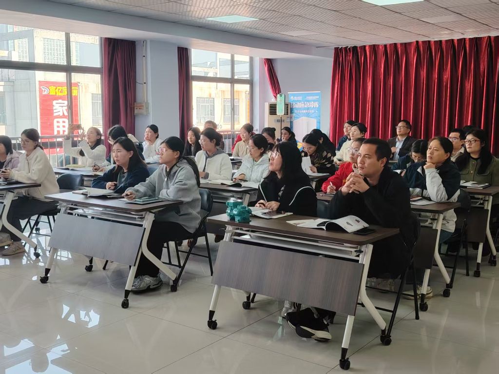 全员凝神学习,细致了解新产品