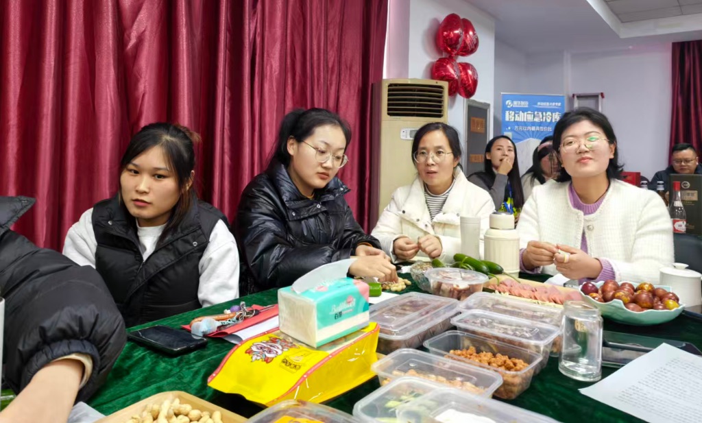 臺下美酒佳肴邊吃邊聽