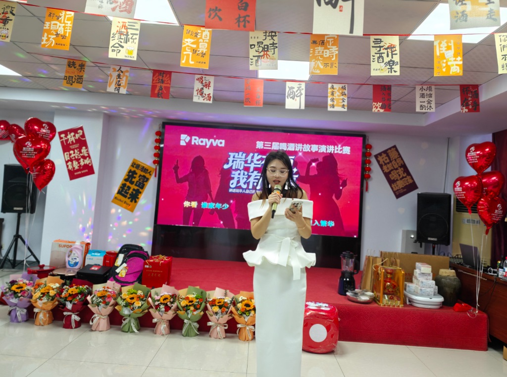 來自銷售二部的胡冬帆同學深情獻唱歌曲《廟堂之外》