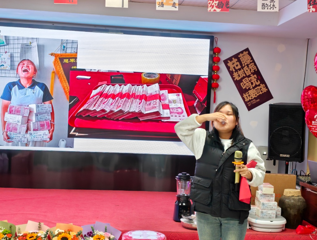 通過風趣幽默的語言講述了與瑞華的“戀愛史”