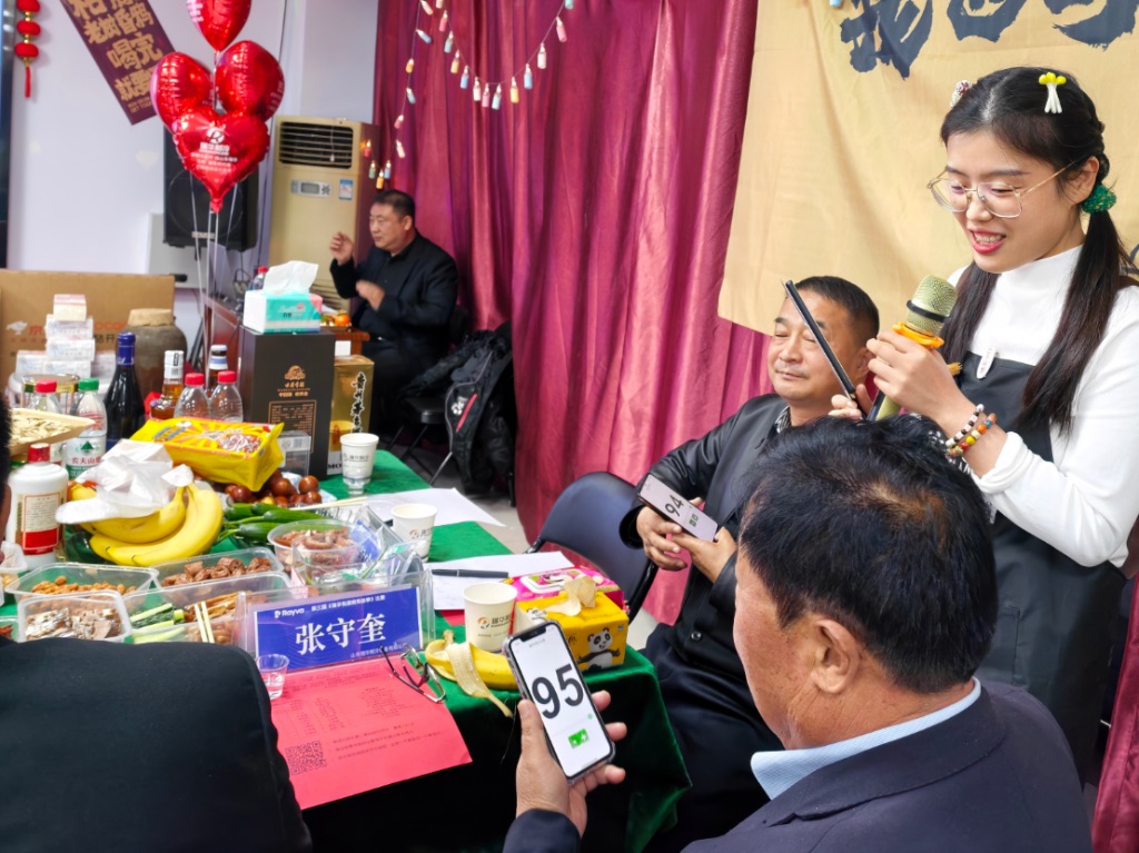 董事長評委現(xiàn)場為李青翠打出高分