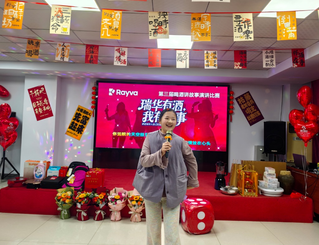 工程部美女張小然一曲《推開世界的門》獲得無數(shù)掌聲