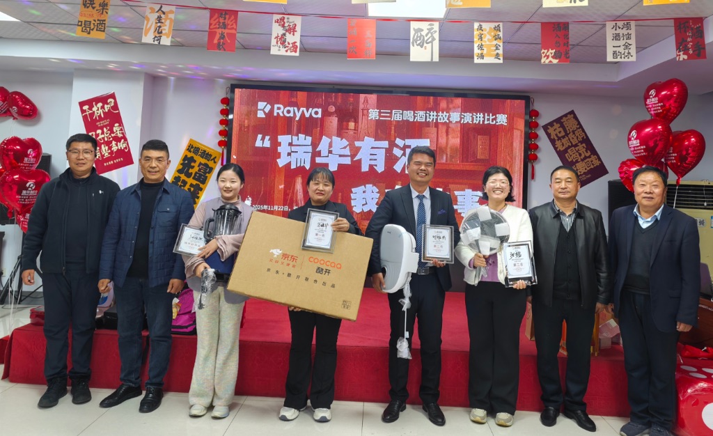 評委們?yōu)楂@獎?wù)哳C獎