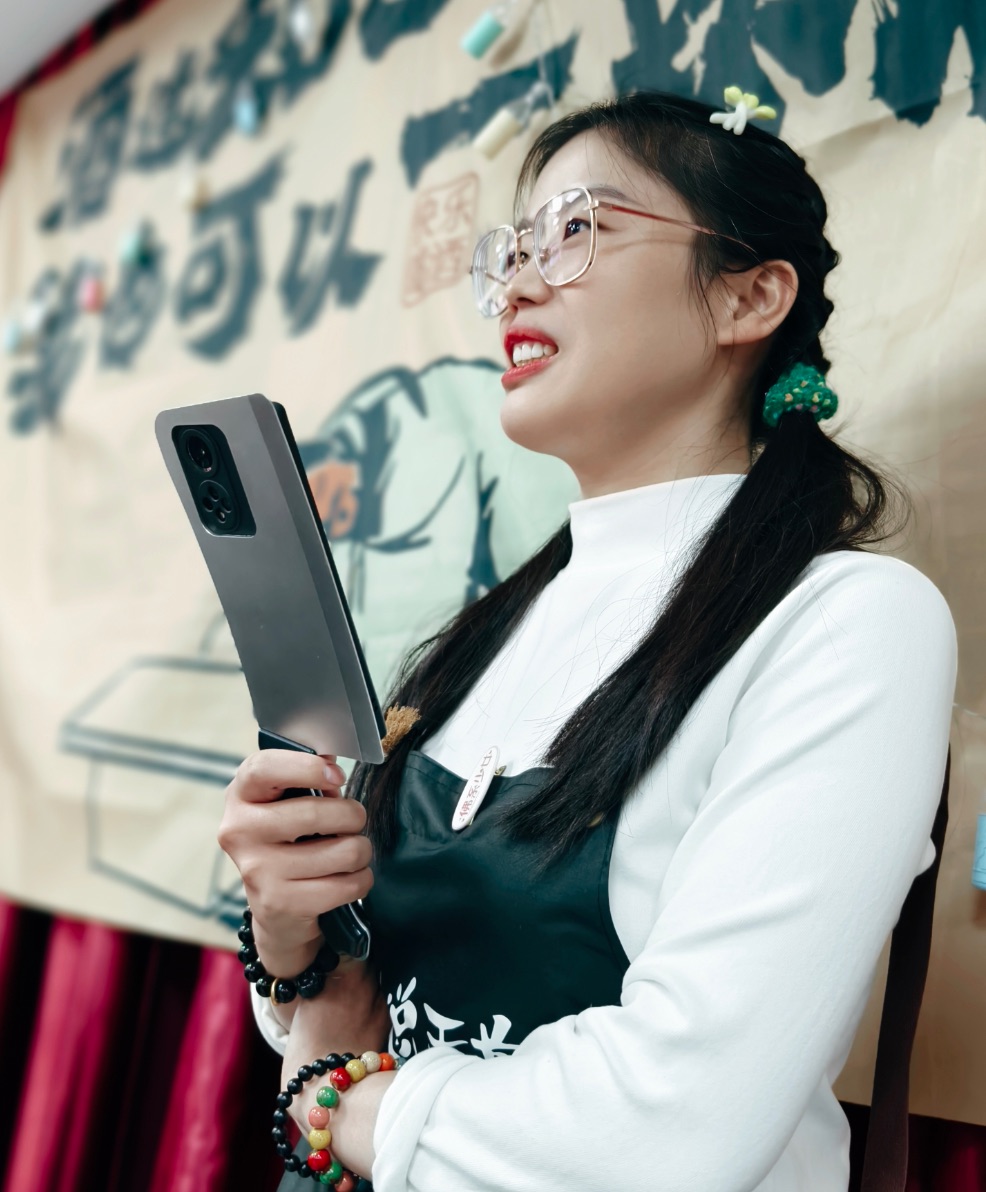 今天活動的主持人妝容也是非常出彩