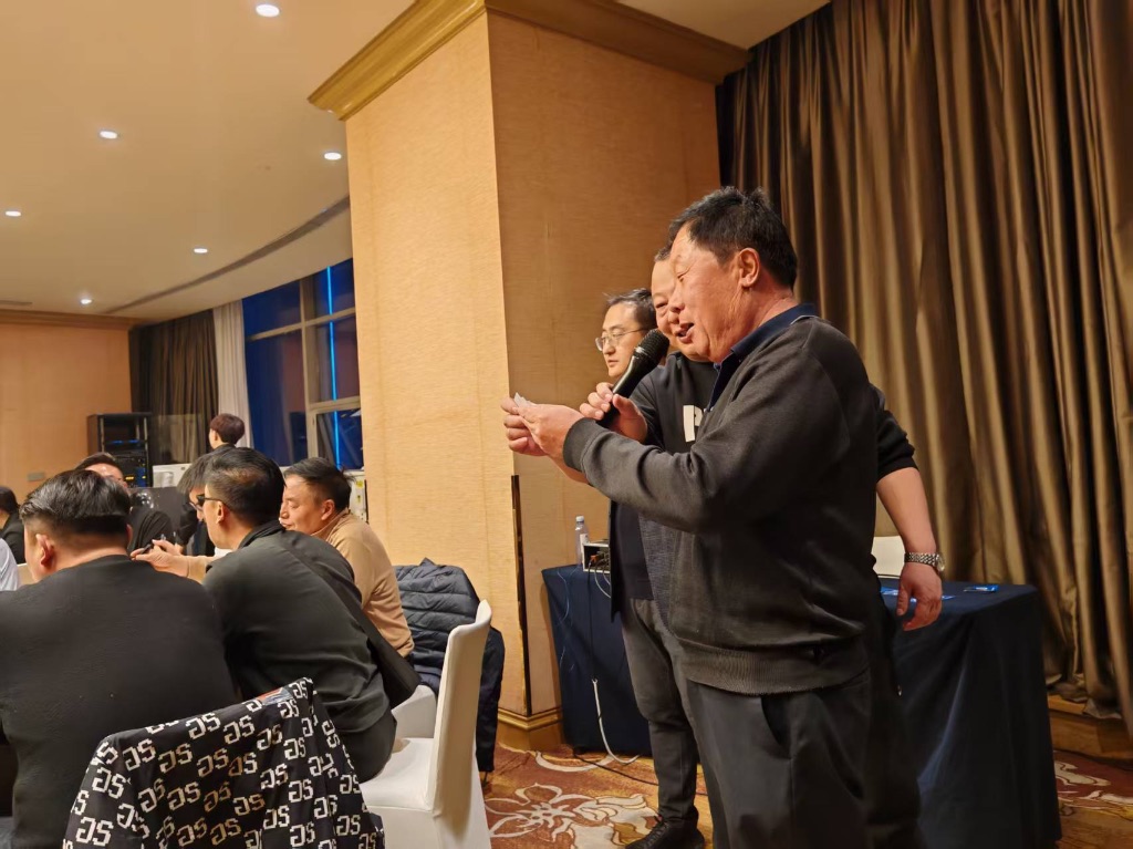 瑞華董事長(zhǎng)現(xiàn)場(chǎng)抽獎(jiǎng)