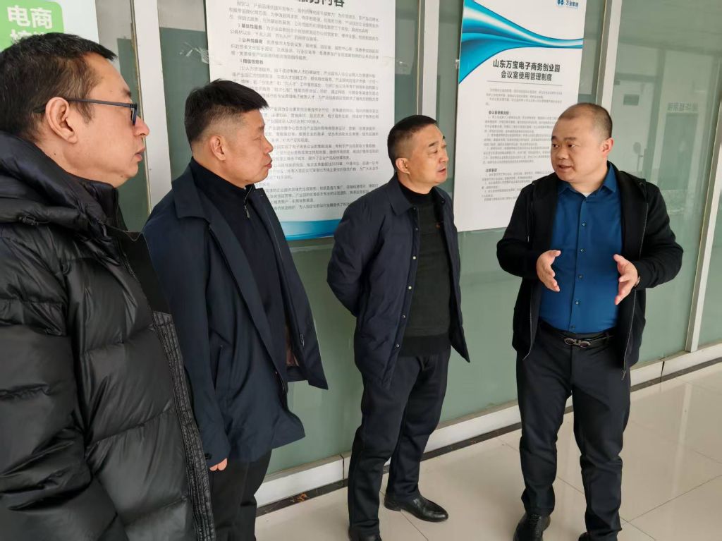 张总在参观过程展随时进行深入指导