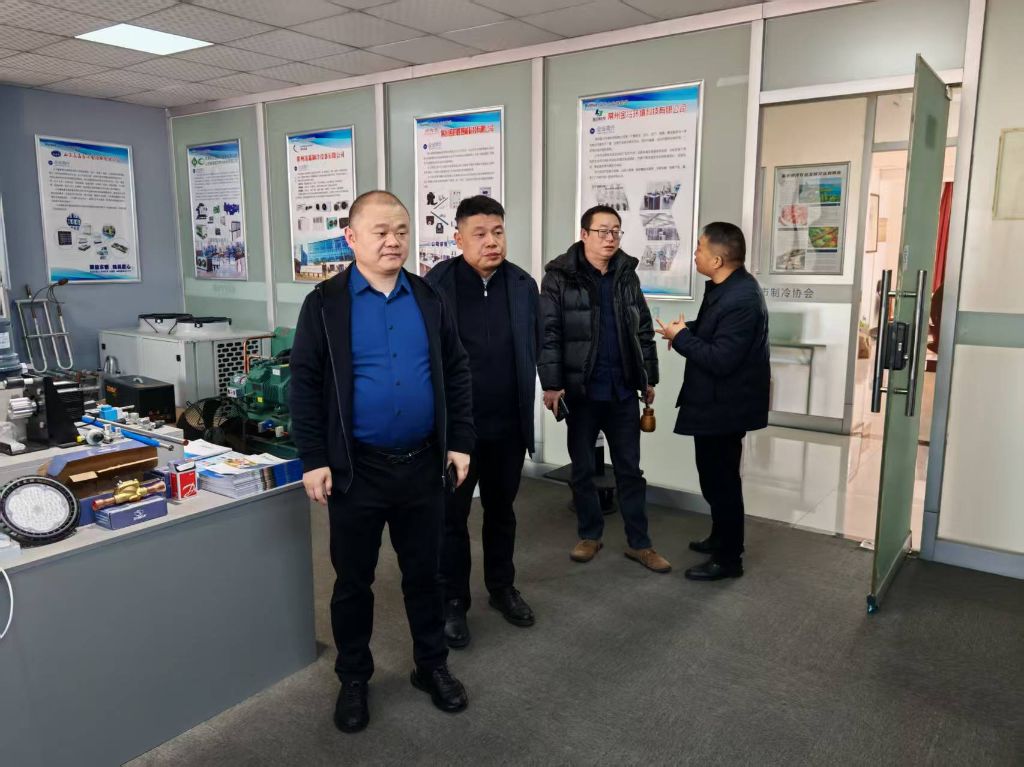 参观展厅为张总介绍瑞华产品