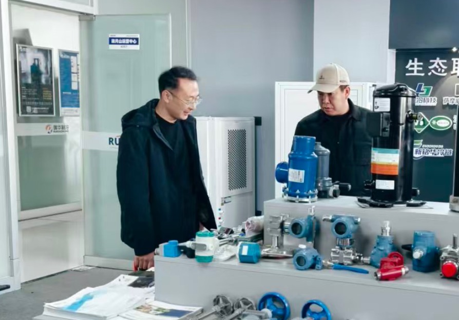 刚总与潘总交流制冷产品研发