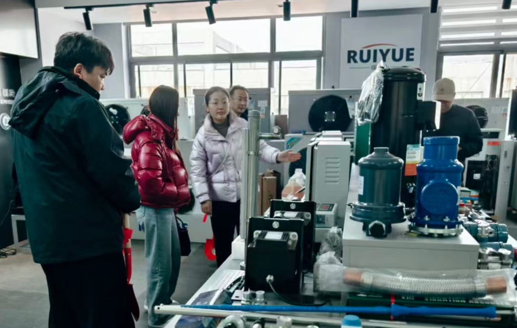 在展厅参观制冷配件产品