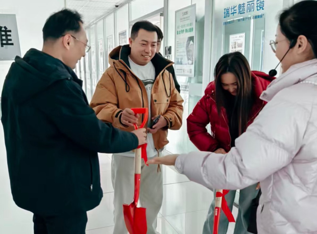 赠送瑞华企业文化铁锨