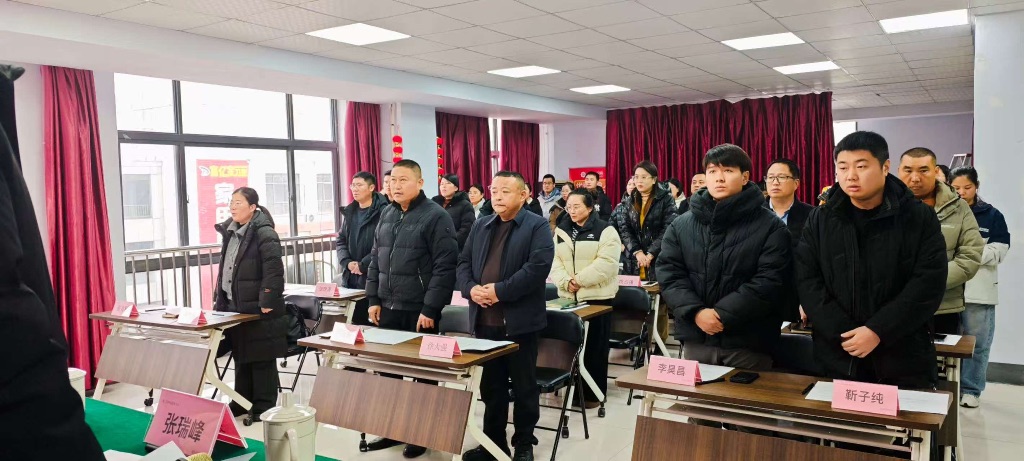 大会进行第一项全体起立奏唱国歌