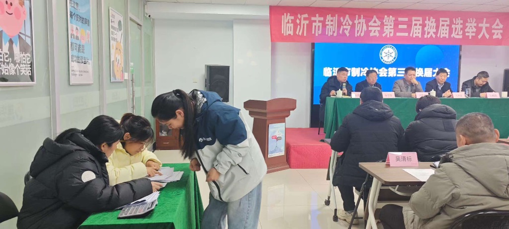 监票人员现场统计投票结果