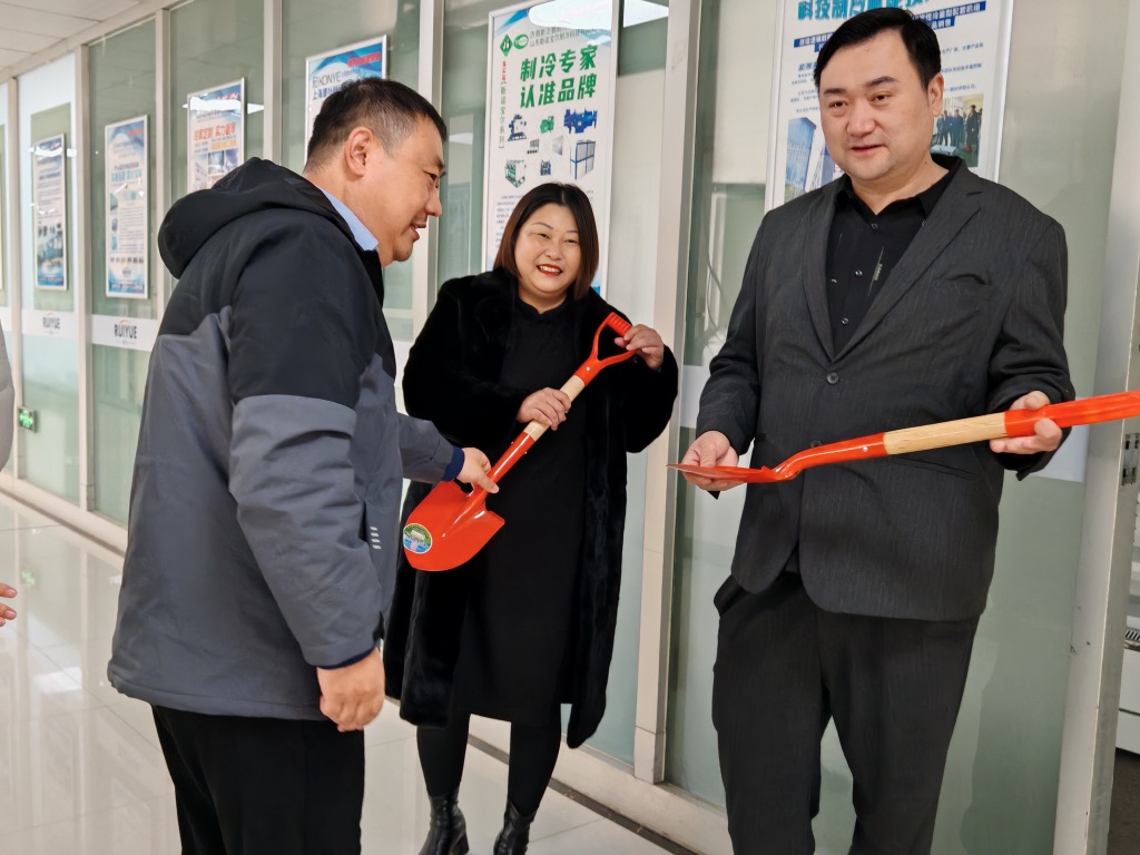 为张会长赠送代表瑞华企业文化的铁锨