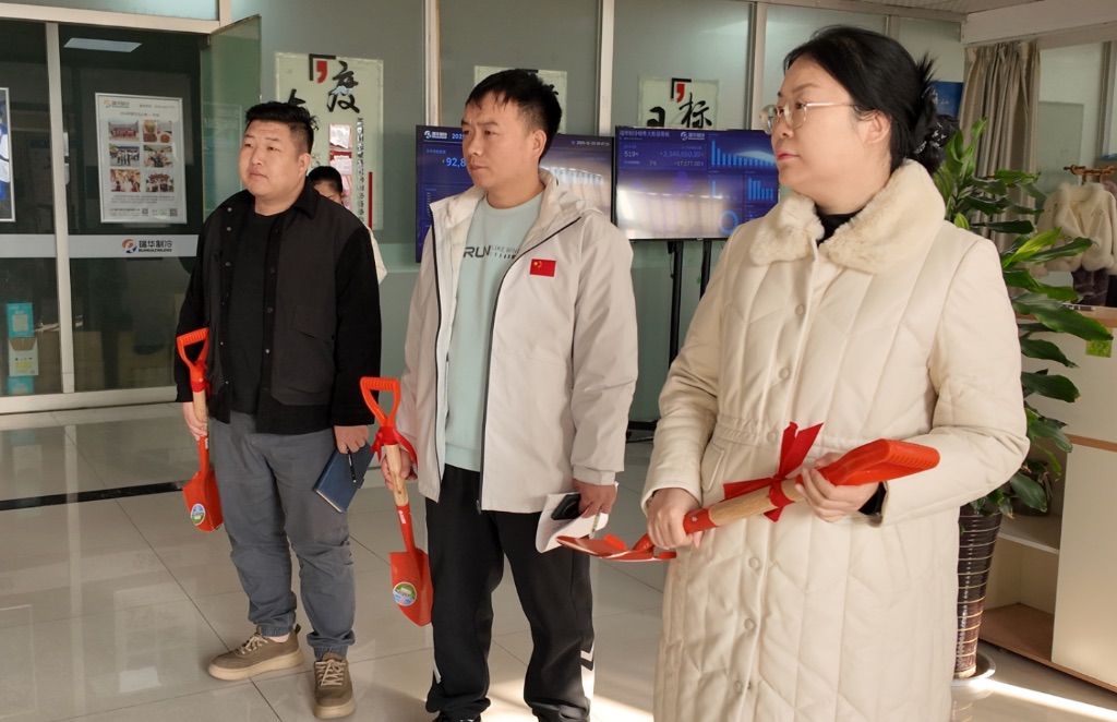 为孙总赠送代表瑞华企业文化的铁锨