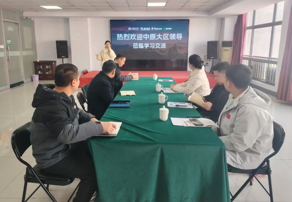 在会议室为孙总详细介绍企业发展