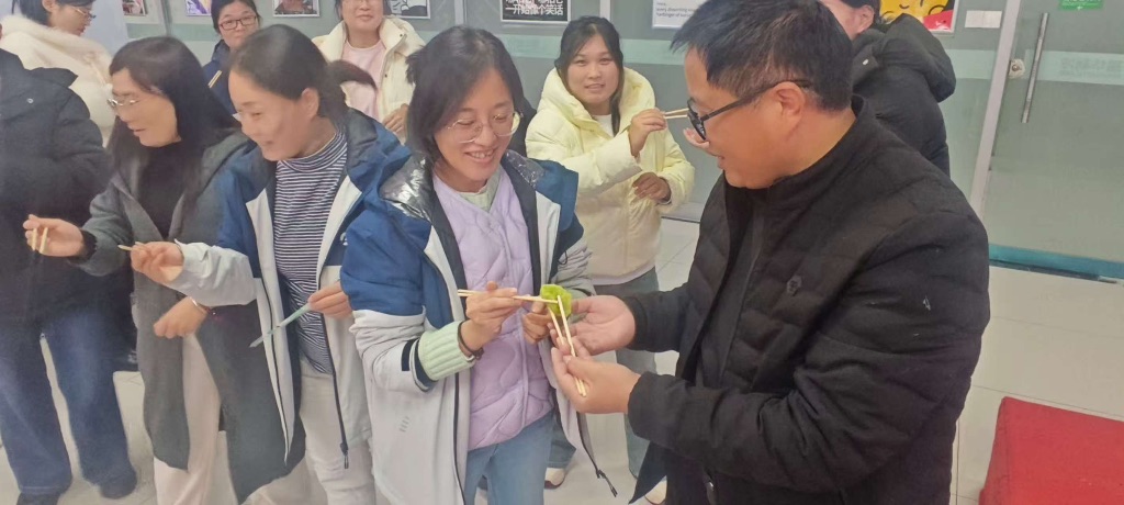 第一个活动是接力传递水饺