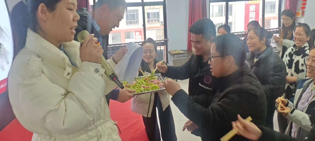 看哪个队接力先吃完3个水饺