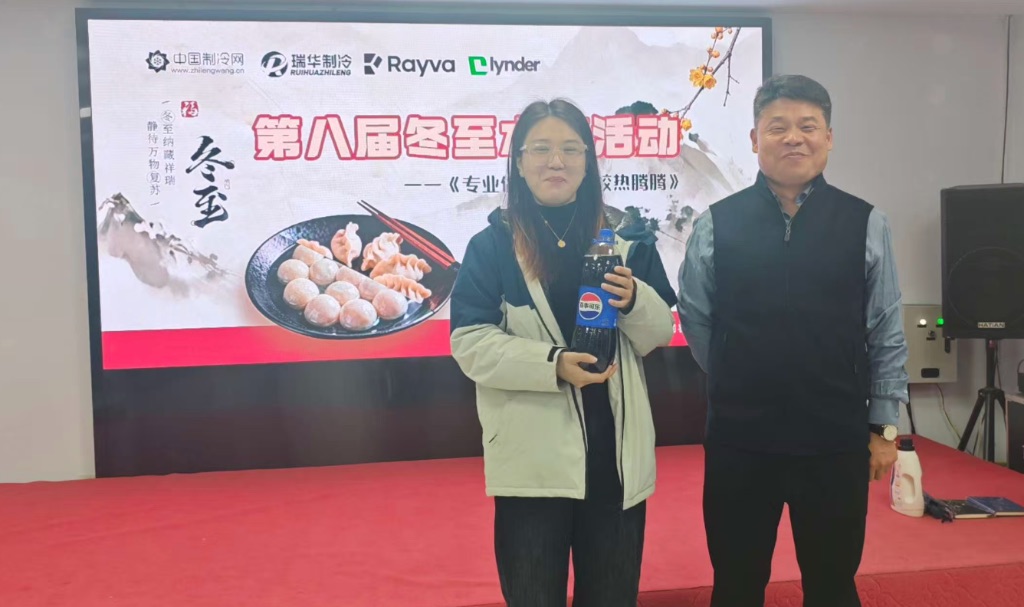 获得蒙眼比赛冠军奖励可乐一瓶