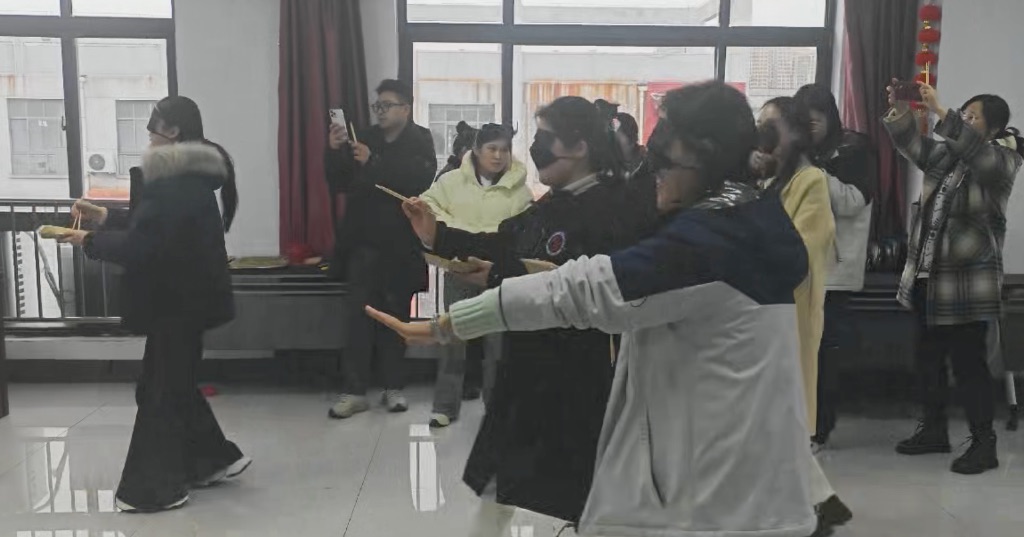 每队两个人都蒙着眼看谁吃完5个水饺