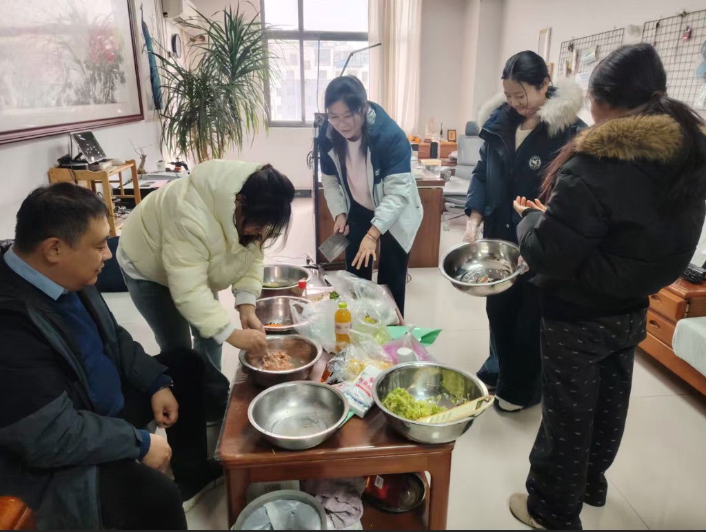 下午后勤部门同事开始包水饺
