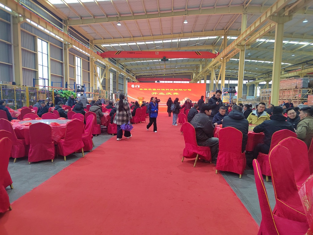 庆典会场在车间厂房内举行