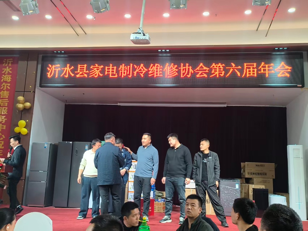 瑞华制冷张总为获奖者颁奖