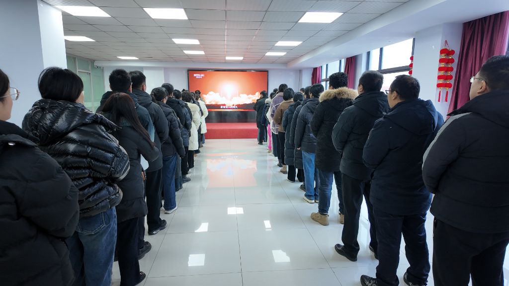 整理着装，奏唱国歌